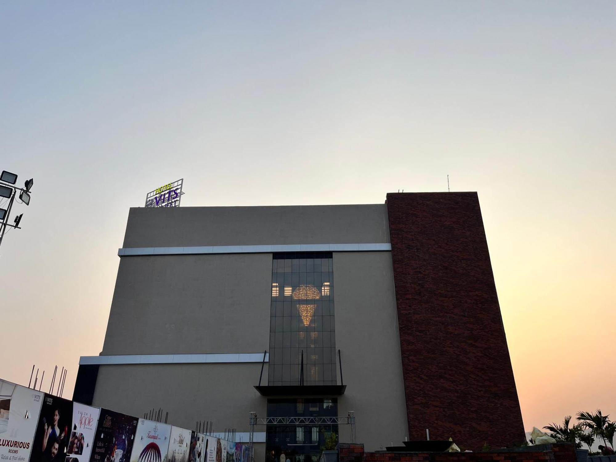 Vits Satyajeet Karad Hotel Kültér fotó