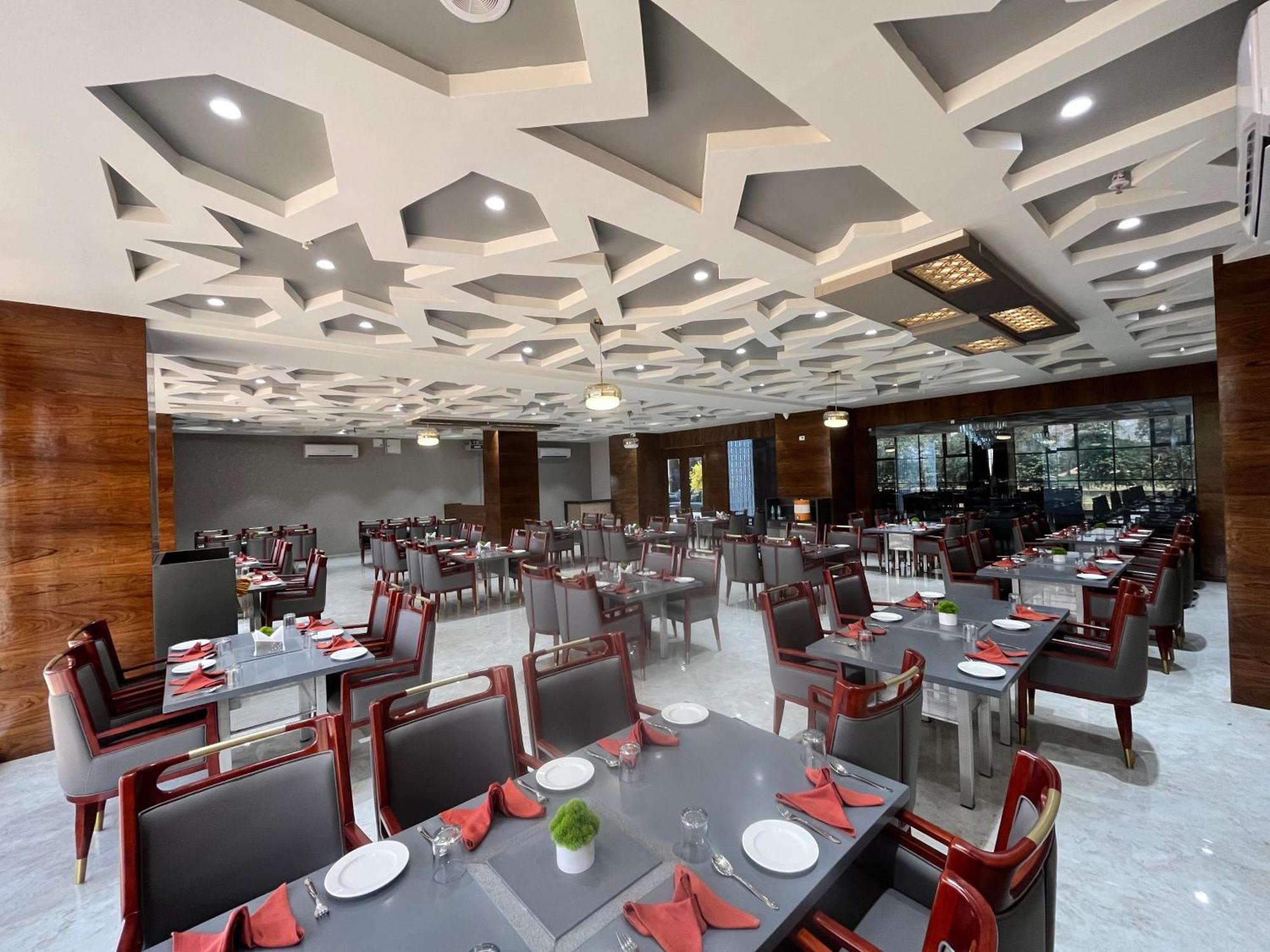 Vits Satyajeet Karad Hotel Kültér fotó