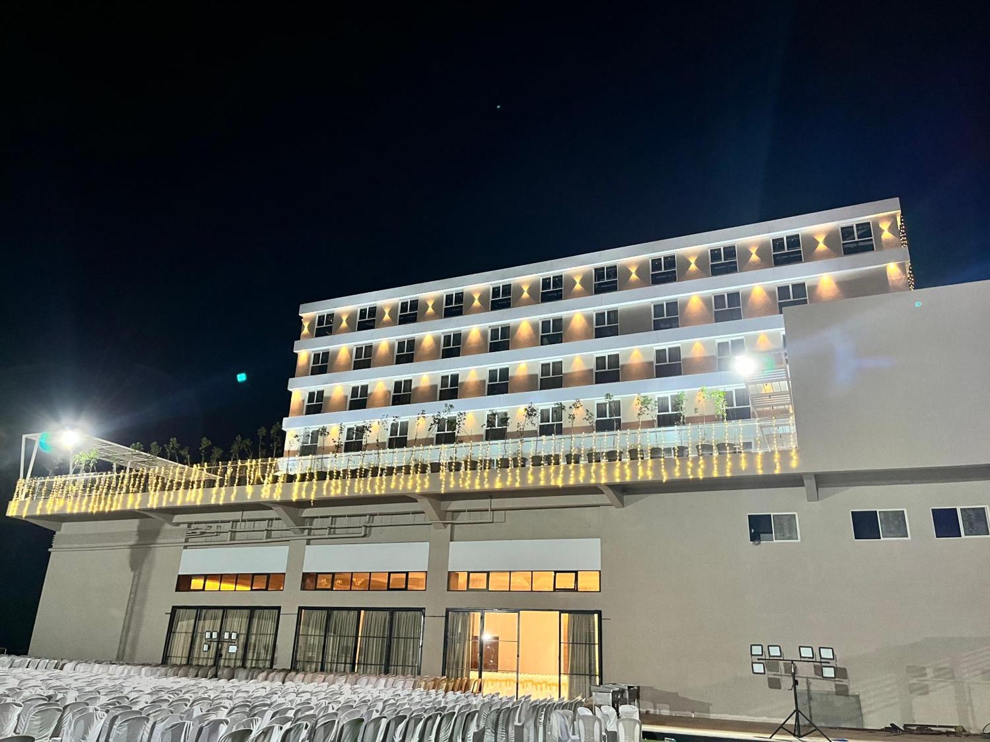 Vits Satyajeet Karad Hotel Kültér fotó