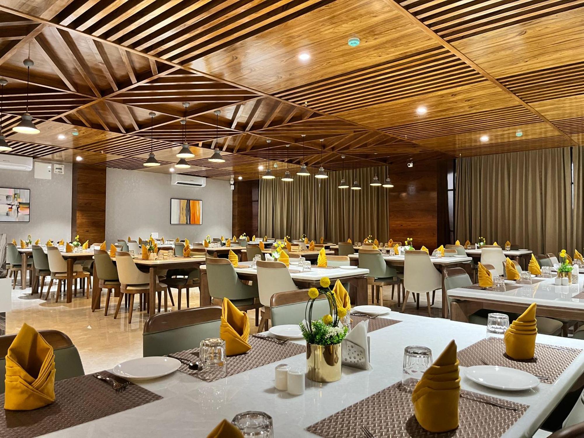 Vits Satyajeet Karad Hotel Kültér fotó