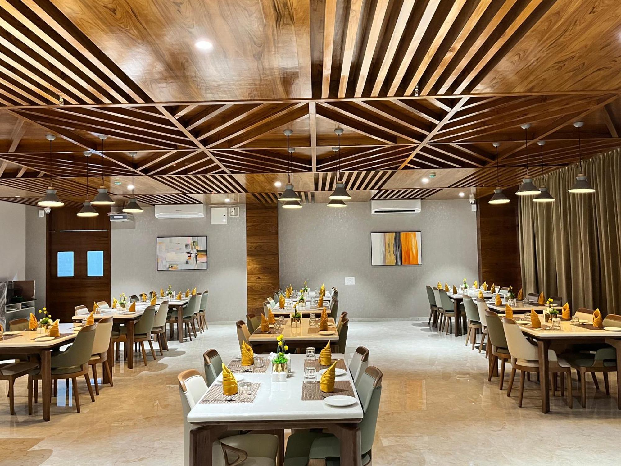 Vits Satyajeet Karad Hotel Kültér fotó